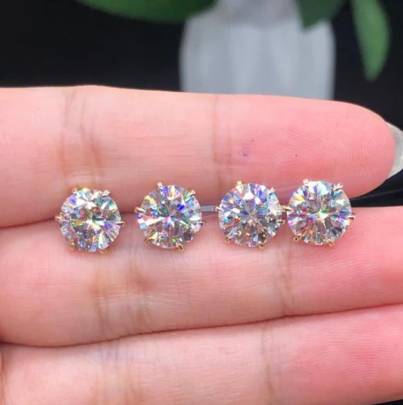 Round Cut Diamond Stud Earrings